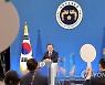 신년 기자회견 질문받는 문재인 대통령