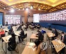 답변하는 문 대통령