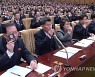 북한 최고인민회의에 참석한 대의원들