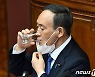 스가 정권 반년도 안돼 지지율 반토막..태생부터 관리내각
