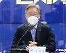 주호영 "문대통령도 사면 대상"..이재명 "돼지 눈엔 돼지만 보여"