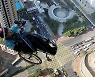 [영상] 휠체어로 320m 빌딩을.. 하반신 마비 등반가의 도전