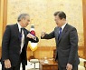 靑 "美 바이든 행정부 출범 맞춰 축전 발송할 것"