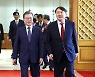 [아침 햇발] 대통령은 관전자가 아니다 / 신승근