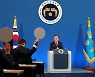 '기자 손가락욕' 주장에 靑 "논란 자체가 의아.. 큰 오해"