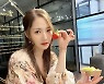 박민영, 딸기를 먹어도 예쁘네..독보적 시선강탈 여신美[SNS★컷]