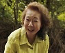 영화 '미나리' 윤여정, 또.. 美 연기상 13관왕 쾌거
