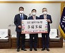 "따뜻한 설 명절 보내세요"..BNK금융그룹·사회복지공동모금회 성금 전