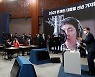 文 신년회견 '손가락 욕' 논란에 靑 "대통령도 불쾌감 안 느껴"