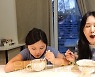 윤혜진, ♥엄태웅·딸 위해 요리실력 발휘..지온이도 "더 줘" (왓씨티비)[종합]