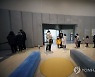 거리두며 박물관 입장 기다려요