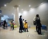 거리두며 박물관 입장 기다려요