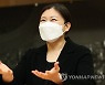 질문에 답하는 지휘자 성시연