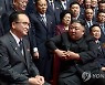 김정은, 당 중앙지도기관 구성원들과 기념 촬영
