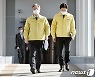 재난기본소득 지급 기자회견 향하는 이재명 지사