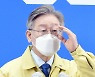 안경 고쳐쓰는 이재명 지사