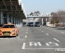 코로나19 발생 1년..한산한 김포공항 택시 승강장