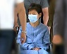 '확진자 접촉' 박근혜, 코로나19 검사 음성..외부 병원 격리