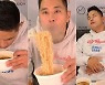 "라면 10개 도전"..유승준, 유튜브서 뜬금없는 먹방 시도