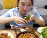 "김치는 한국음식"..햄지 먹방 영상 싹 다 지운 중국