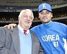 박찬호, 라소다 감독 추모식 참석..다저스 유니폼 입고 추도