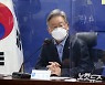 이재명 "보편 지급이 옳다"..소신 꺾지 않은 4가지 이유