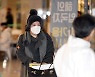 [T포토] 에이미 '방역 관계자 도움 받으며 이동'