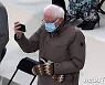 바이든 취임식장서 휴대폰 보는 샌더스