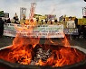 상복 입은 유흥업주들 허가증 불태우며 "공정 외치더니 우리만 죽을 맛"