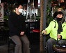 安 만난 '소상공인' 강원래 "K팝 최고인데 방역은 꼴등"