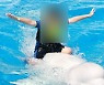'동물학대 논란' 수족관 돌고래 타기 체험 금지된다