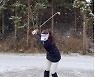 '미녀골퍼' 유현주가 눈 내리는 골프장에서 스윙 연습을 하는 까닭은?