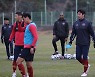 훈련장에서 선수들을 지도하는 김도균 수원FC 감독