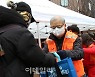 [포토]배고픈 사람들에게 급식 나눠주는 염수정 추기경