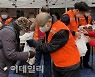 [포토]염수정 추기경, 배고픈 사람들에게 급식 나눠줘