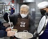 [포토]노숙인 식사 준비하는 염수정 추기경