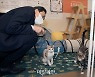 <포토> 고양이와 놀며 상태 살피는 우상호 의원