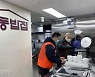무료급식소 '명동밥집' 문 열어..염수정 추기경, "우린 모두 한 형제"