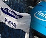 Samsung Elec shares showed modest gains despite reports of Intel order