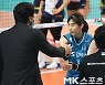 이소영 '차상현 감독과 5연승 하이파이브' [MK포토]