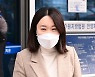 법원 나서는 이소영 의원