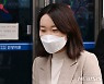 법원 나서는 이소영 의원