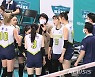 작전지시하는 이다희 감독