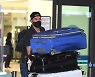 [ST포토] 브룩스 '어마어마한 짐과 함께'