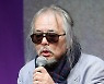 전인권, 조망권 시비 이웃집 대문에 기왓장 던진 혐의로 경찰 조사