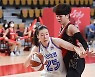 '배혜윤 18P 15R' 삼성생명, BNK 꺾고 3위 1G 차 추격