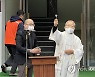 명동밥집 축복식 주례하는 염수정 추기경