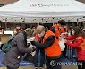 도시락 나눠주는 염수정 추기경