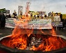 [주말 거리에서는]집합금지에 뿔난 자영업자들..주말에도 문 열고 '점등시위'