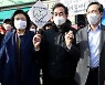 민주당 우상호·박영선 첫 한 자리에..남대문시장서 정책 경쟁 스타트
